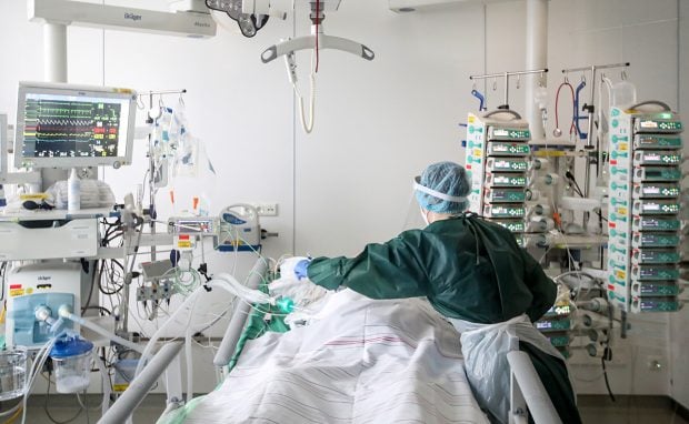 Bolnavă de COVID, o tânără din Olt a murit acasă, pentru că nu a găsit loc la ATI. „Dacă o internau, era în viață”