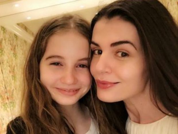 Așa mamă, așa fiică. Irina Columbeanu are siluetă de fotomodel la 14 ani. Poartă fustă scurtă și tocuri