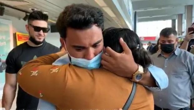 Imagine Stire Jador a ajuns în România. Mama lui a izbucnit în lacrimi când l-a văzut. Imagini din aeroport | 2review.ro