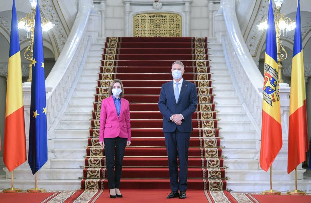 Klaus Iohannis merge astăzi la Chișinău, unde va fi primit de Maia Sandu