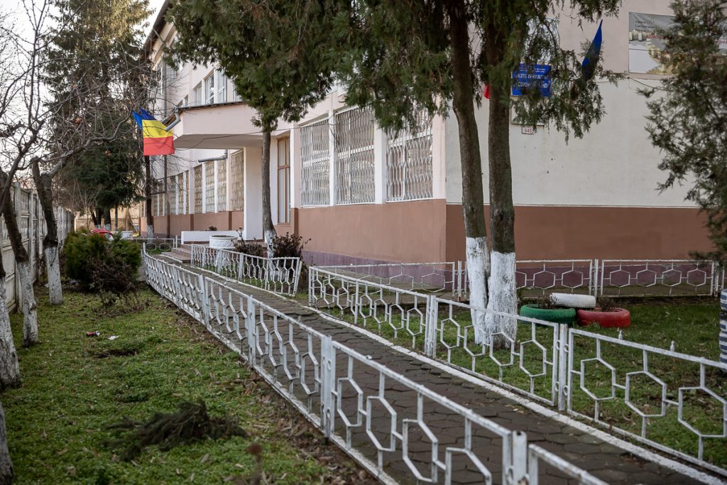 În țara fără meseriași, o profesoară face naveta 100 km pe zi ca să-i țină pe viitorii mecanici auto la școală