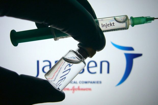 Johnson & Johnson a întrerupt producția vaccinului anti-COVID