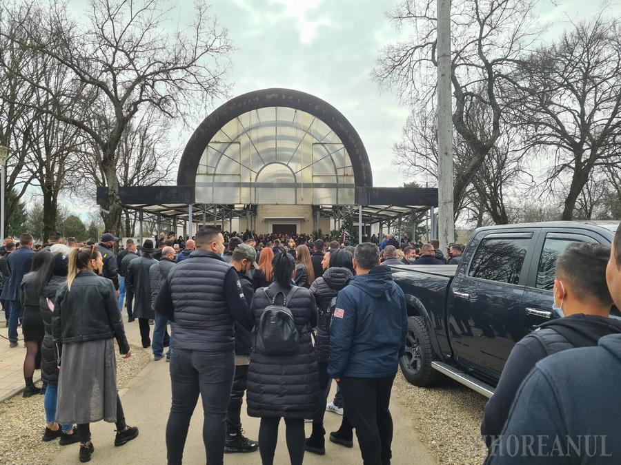 Sute de oameni la înmormântarea lui Papi, nepotul interlopului bihorean Romi Neguș, singurul din clan care avea studii superioare