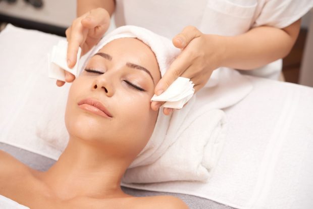 Ce salarii se câștigă în sectorul serviciilor de înfrumusețare. Câștigă un frizer vs o cosmeticiană vs o machieuză