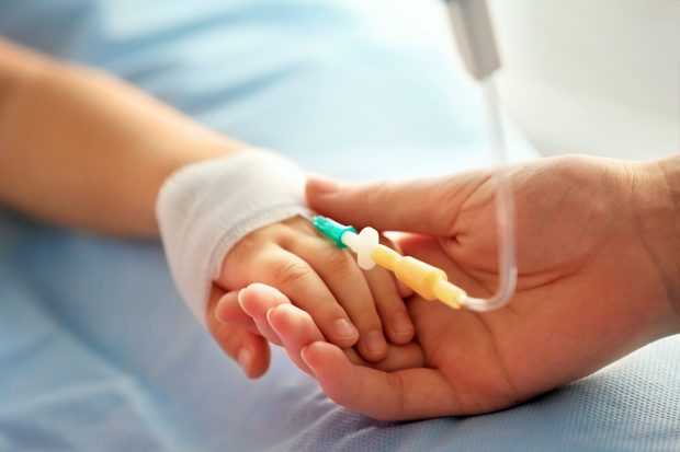 Copil de un 1 și 2 luni, în stare gravă, după ce a fost bătut de mamă, în Brăila. Femeia, arestată preventiv
