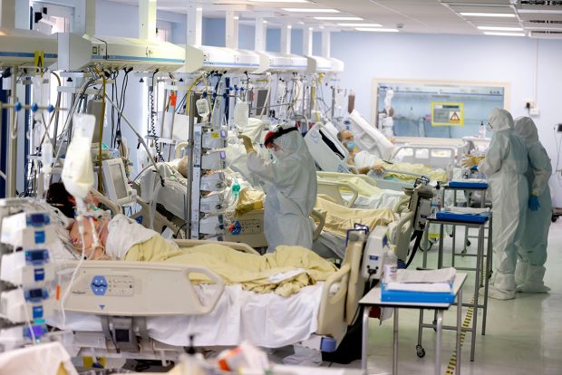 Primii pacienți români cu COVID-19 aflați în stare critică vor fi transferați în Ungaria