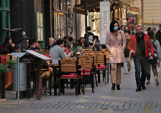 Accesul în restaurante, teatre și la nunți, doar pentru vaccinați sau cei trecuți prin boală. Nu se mai intră cu test