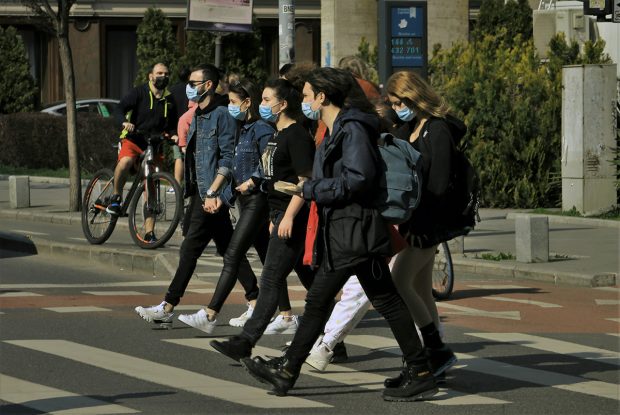 Tinerii români, cei mai săraci din UE. Aproape un sfert nu au două perechi bune de pantofi, nu-și permit haine noi sau să iasă în oraș o dată pe lună