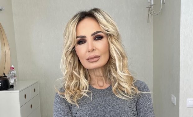 Imagine Stire Daniela Gyorfi, nevoită să își schimbe implantul mamar. „Mi s-a fisurat. Mă doare și se vede” | 2review.ro