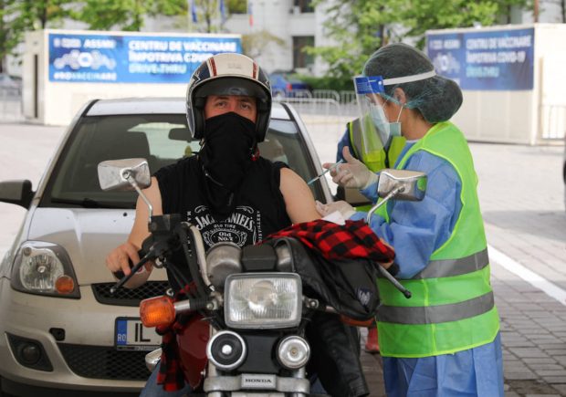 În plin val patru al pandemiei, două mari centre de vaccinare din București au fost închise
