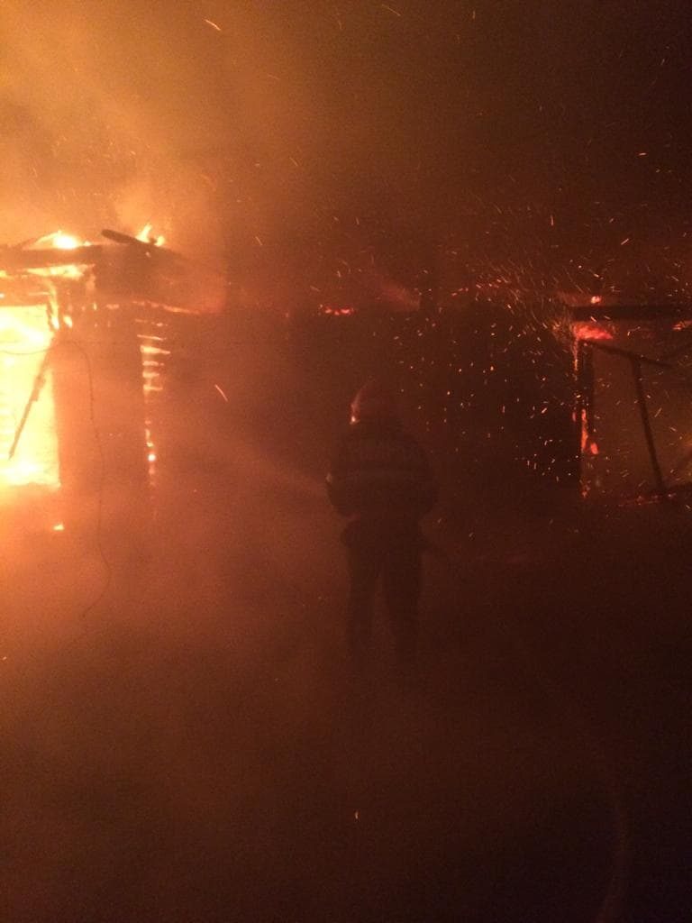 Scene de groază într-un sat din Vaslui. Un bărbat și-a incendiat casa și a încercat să se sinucidă cu un fierăstrău electric