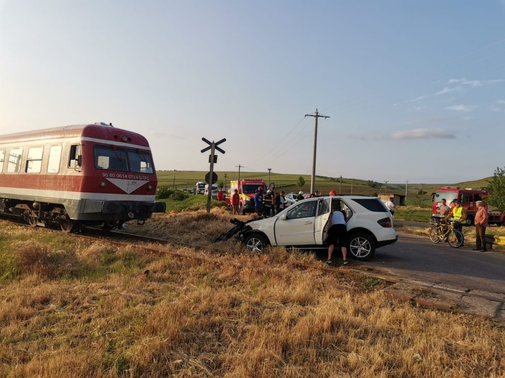 O familie cu doi copii a scăpat cu viață după ce mașina în care se afla a fost izbită de tren