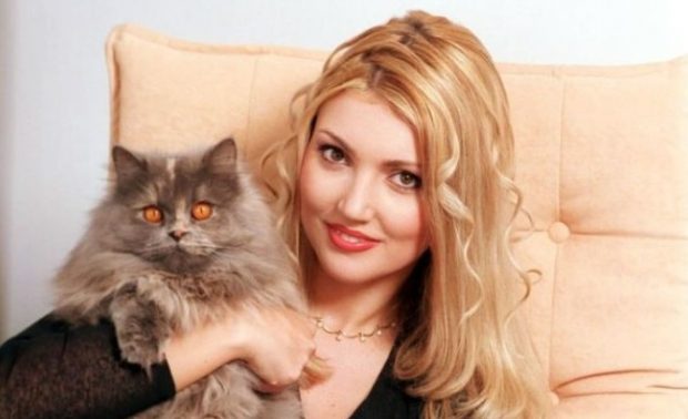 Imagine Stire Cu ce se ocupă Iulia Frățilă, fosta asistentă TV a lui Florin Călinescu. Are 45 de ani și locuiește în America | 2review.ro