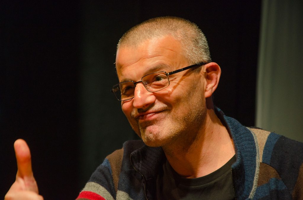 Interviu cu scriitorul „gay de serviciu al literaturii românești”: „N-a funcționat ca stigmat, din contră, m-a ajutat”