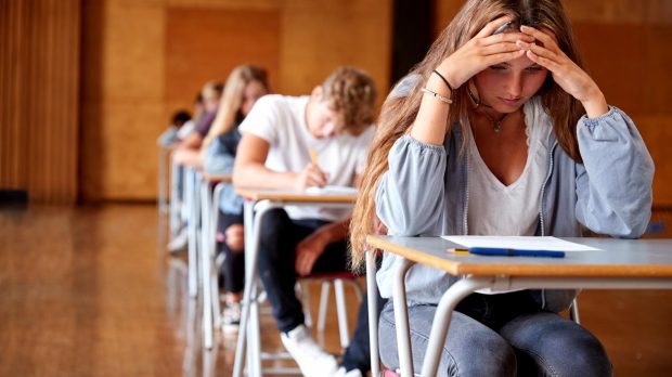 Profesor de liceu din Covasna, acuzat că a luat de gât un elev pentru că a întârziat