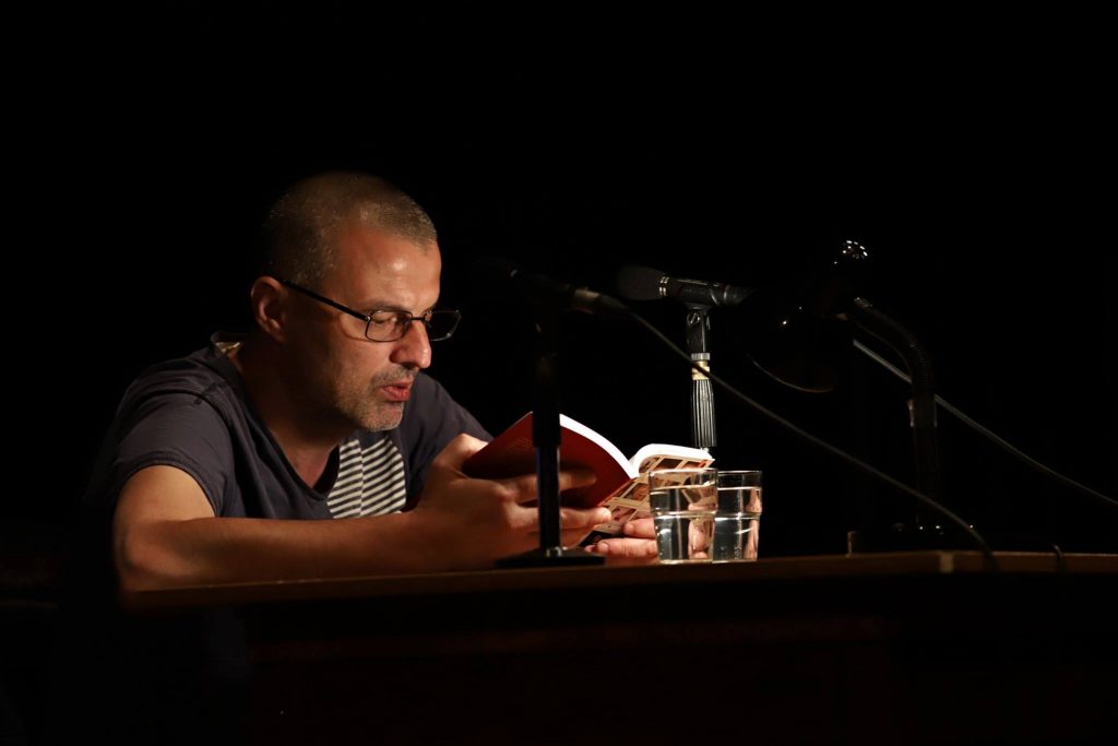 Interviu cu scriitorul „gay de serviciu al literaturii românești”: „N-a funcționat ca stigmat, din contră, m-a ajutat”