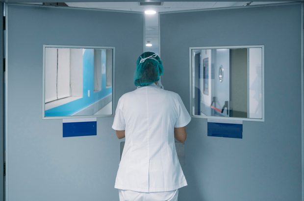 Asistenta din Focșani care a înjurat o mamă venită cu bebelușul la Spitalul Judeţean a fost concediată. „Îi găsește dracii numai la ora asta să vină”