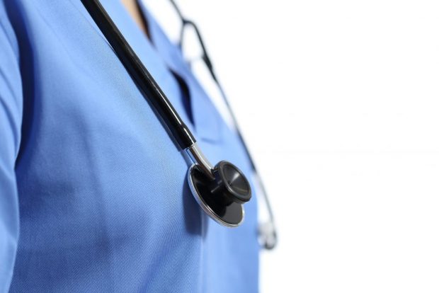 Un medic nigerian angajat în Irlanda cu o diplomă din România, acuzat că nu știa nici să pună o branulă. „Am îndoieli că a fost vreodată la facultate”