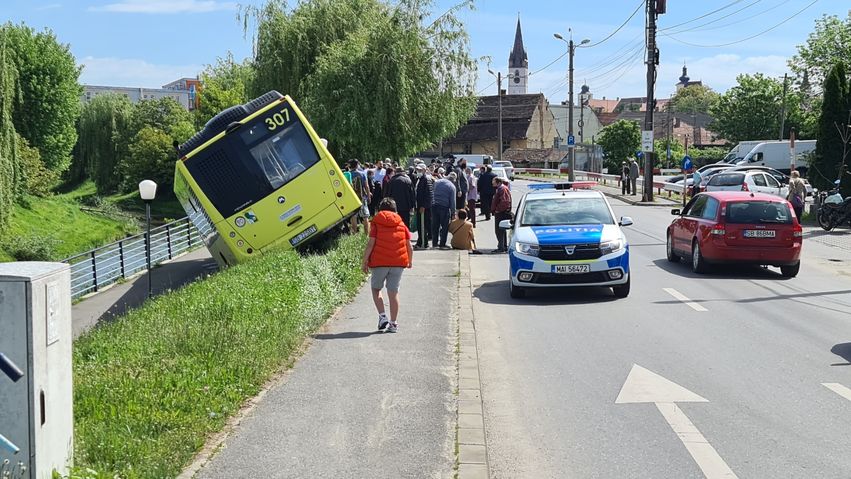 Un Autobuz Cu Pasageri La Un Pas SÄƒ Se RÄƒstoarne In Raul Cibin Din Sibiu Libertatea