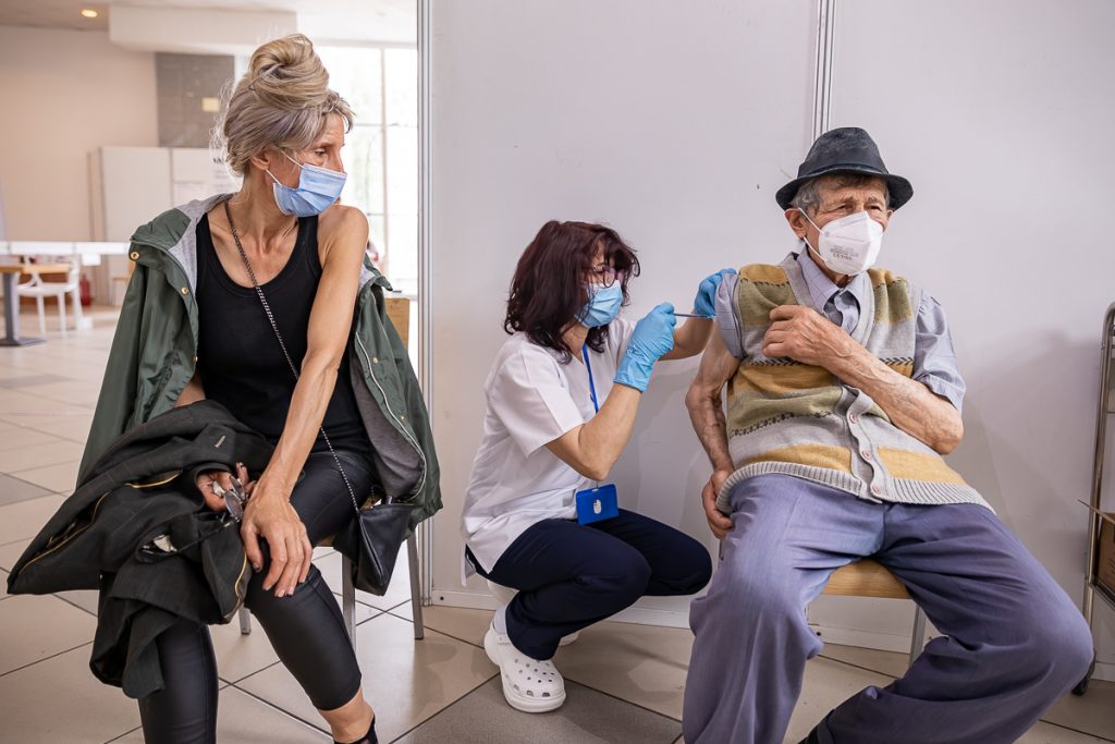 De Paște, la mare, „oferta” de vaccinare fără programare nu a prins la turiști: „Cei pe care îi vedeți aici sunt constănțeni”