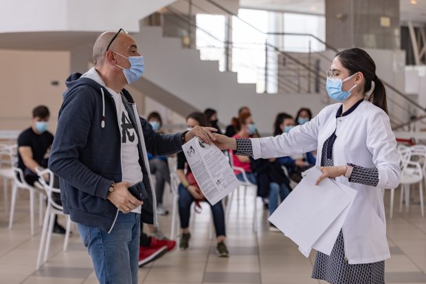 Vaccinarea cu a treia doză ar putea începe săptămâna viitoare. Ce categorii vor primi „doza booster”