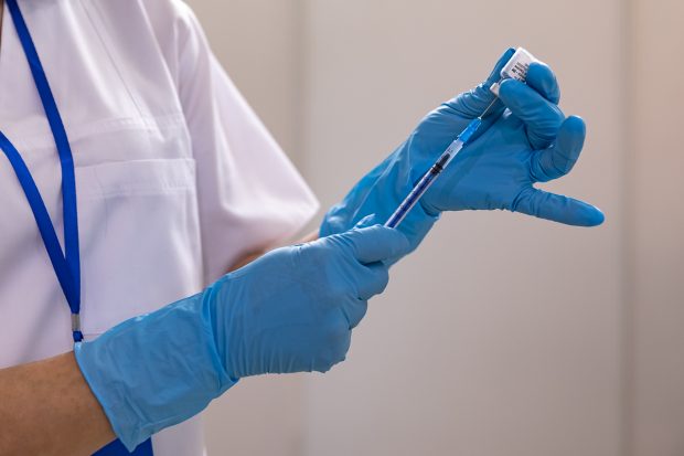 Angajatorii din Ungaria pot cere angajaților să se vaccineze anti-COVID. Ce riscă angajaţii care refuză