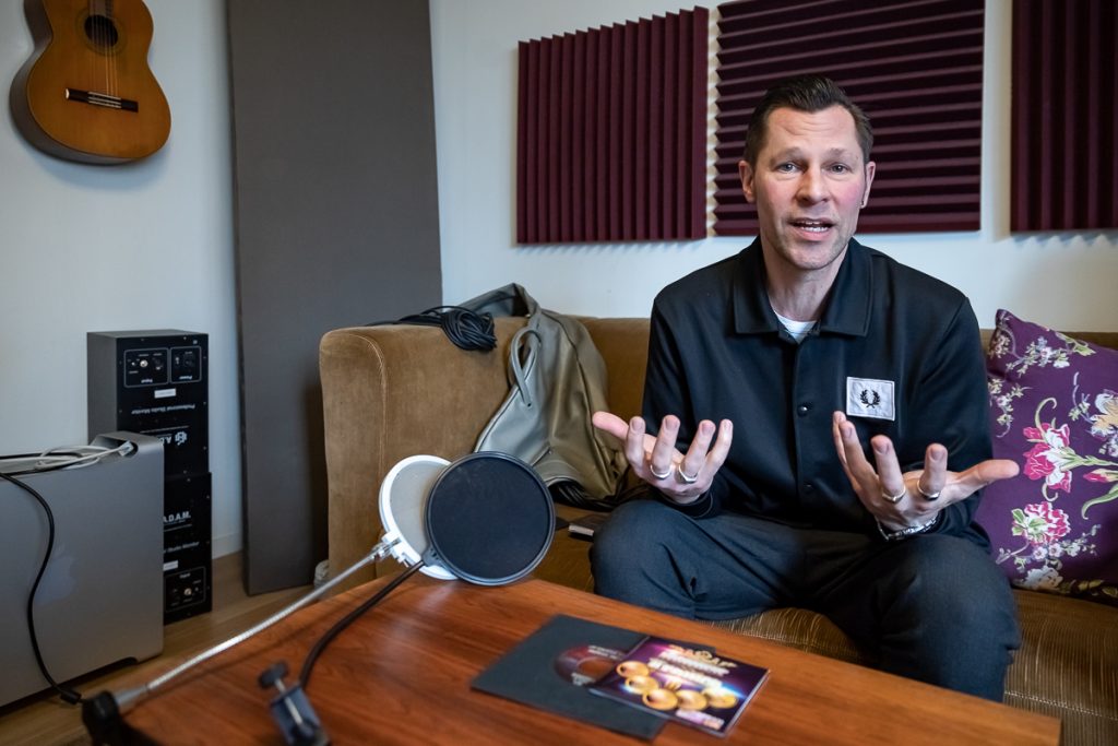 INTERVIU. Ce a descoperit un DJ suedez care pune manele în cluburile din Stockholm atunci când a locuit în Ferentari: „Mă așteptam să fie iad. N-a fost așa”
