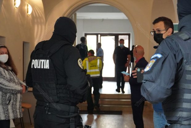 Percheziţii la o persoană care a prezentat pentru angajarea ca auditor public extern la Curtea de Conturi a României o diplomă de licență falsă