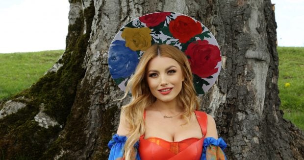 Ținuta purtată de Elena Gheorghe în noul videoclip a atras privirile. „Am folosit 20 metri de material”