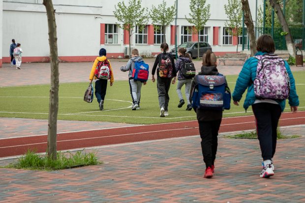 Decizia privind reluarea cursurilor care îi nemulțumește și pe elevi, și pe părinți, și pe profesori. „Ne-a pus unii împotriva celorlalți”
