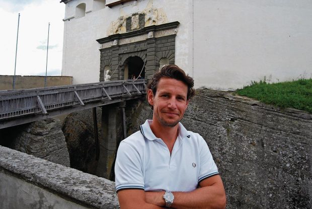 Cine este prințul din Austria acuzat că a împușcat cel mai mare urs din România: doctor și proprietarul unui castel vechi de nouă secole