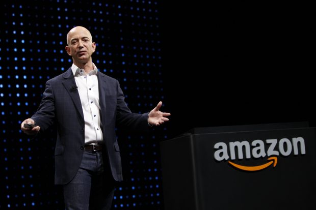 Amazon, acuzată că ajută la răspândirea de informații false. Cum a sprijinit financiar antivacciniști