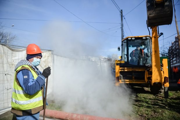 Avarie majoră în cartierul Vitan. Apa Nova intervine cu 10 utilaje şi peste 100 de persoane