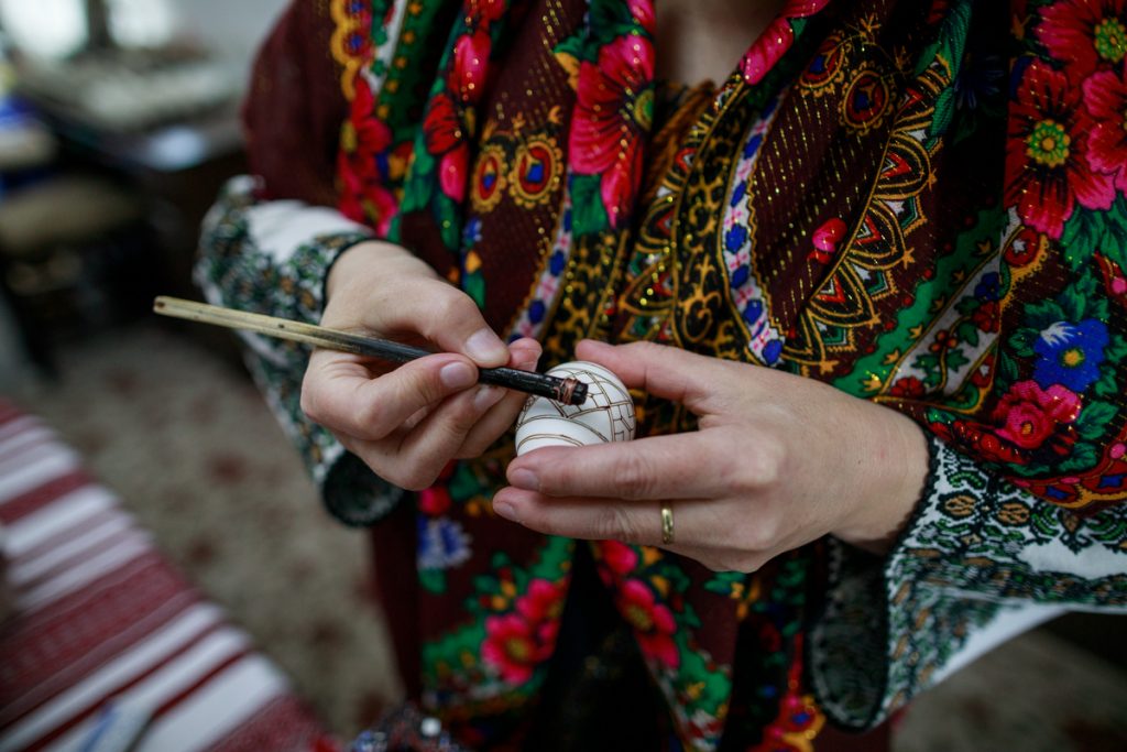 Pentru încondeierea ouălor se folosește o pensulă specială numită chișiță