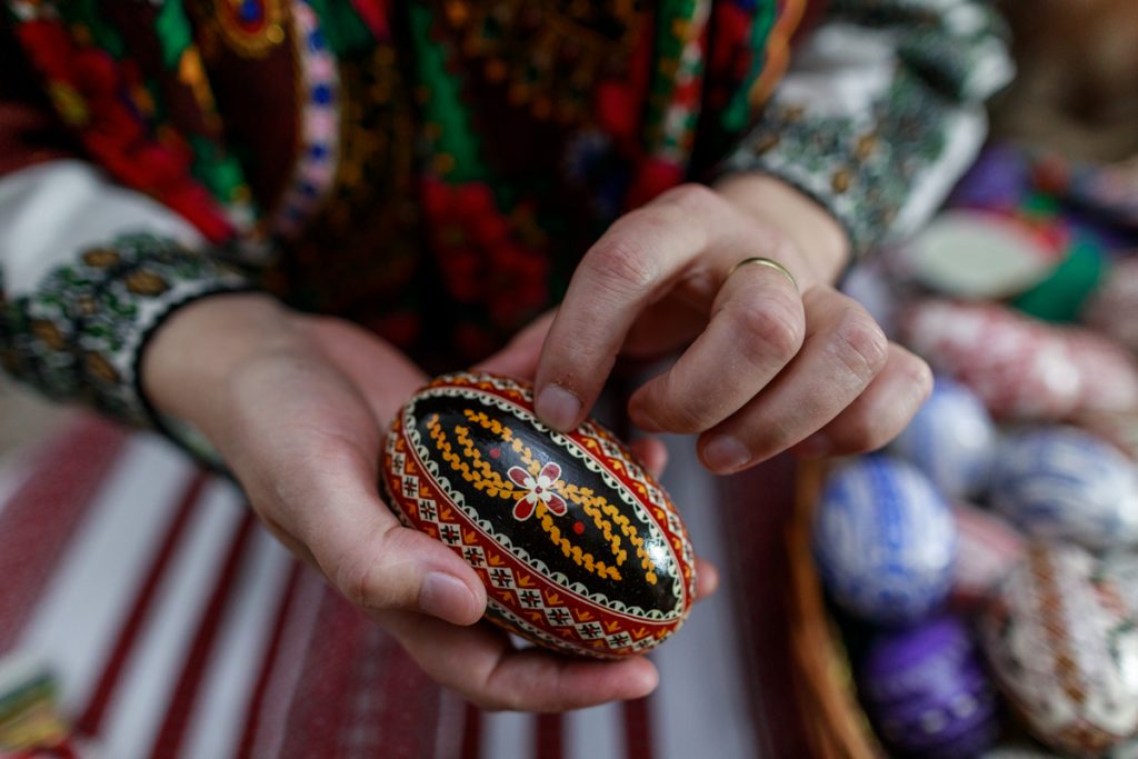 Cum sunt încondeiate ouăle în Bucovina și cum a ajuns „închistritul” lor la rang de artă