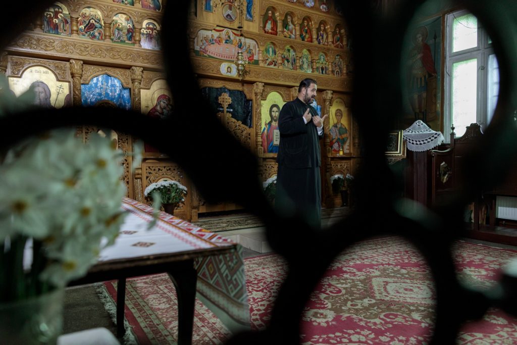 Glasul mut al rugăciunii. Într-o biserică din Rahova, s-a spus „Hristos a Înviat!” în limbajul semnelor