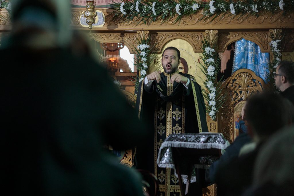 Preotul Mirel Ilie, la o slujbă din biserica din Rahova