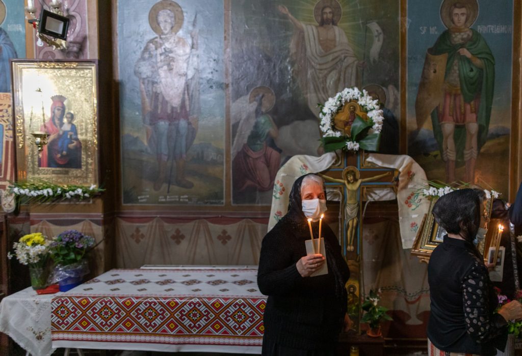 Glasul mut al rugăciunii. Într-o biserică din Rahova, s-a spus „Hristos a Înviat!” în limbajul semnelor