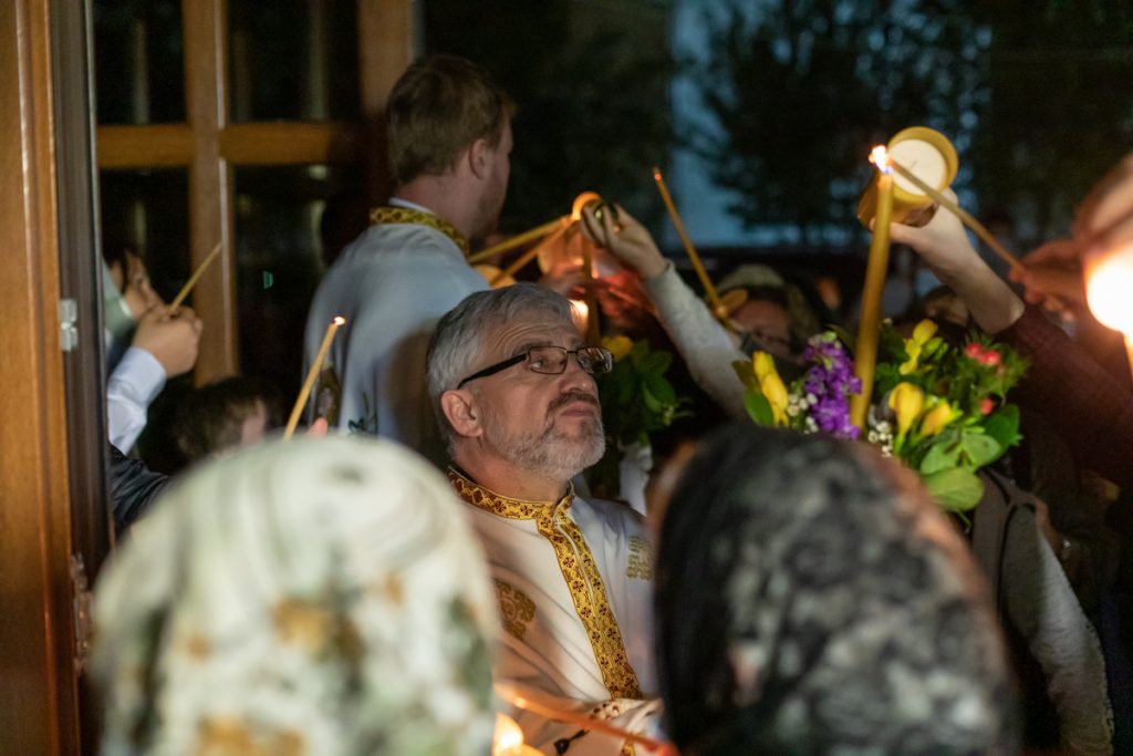 Preotul Alexandru Țugui, din Alexandria, împarte Lumină