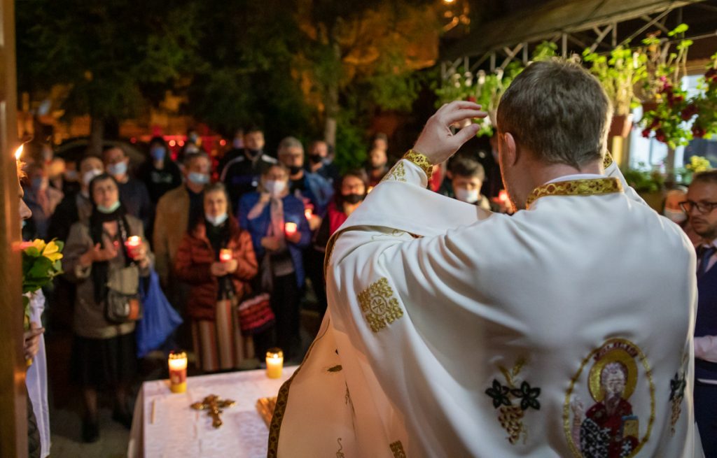 Glasul mut al rugăciunii. Într-o biserică din Rahova, s-a spus „Hristos a Înviat!” în limbajul semnelor
