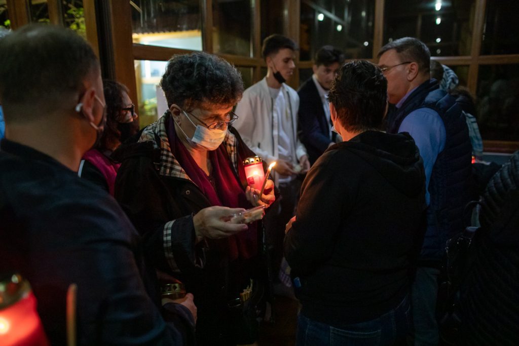 Glasul mut al rugăciunii. Într-o biserică din Rahova, s-a spus „Hristos a Înviat!” în limbajul semnelor