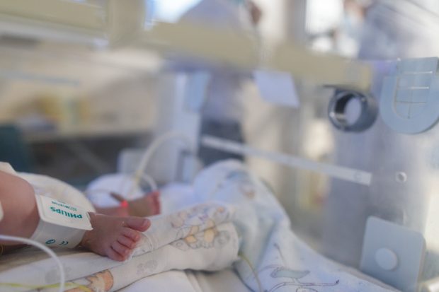 O tânără de 20 de ani, infectată cu COVID, a murit la două zile de când a născut prematur