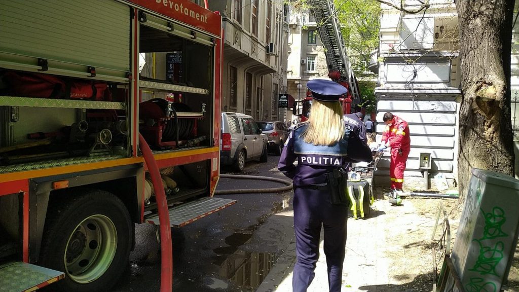 Incendiu la o casă de lângă Ateneul Român. Proprietarul locuinței, imobilizat și amendat de polițiști