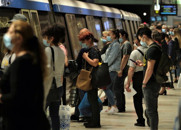 Metrorex: Agenţii de pază de la metrou nu pot amenda călătorii pentru nepurtarea măștii