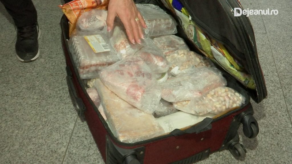 Cum arată valiza unei românce plecate spre Italia, înainte de Paște: 42 kg de carne de miel, drob, slănină și cârnați