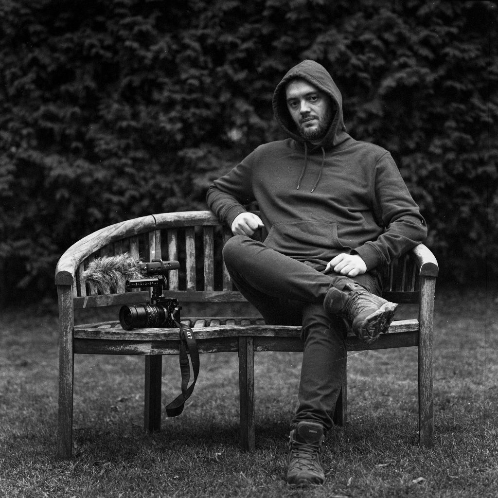 „Uneori mi-a fost greu să-mi păstrez calmul”. Interviu cu regizorul care a plecat pe urmele tatălui său, călugăr la Muntele Athos