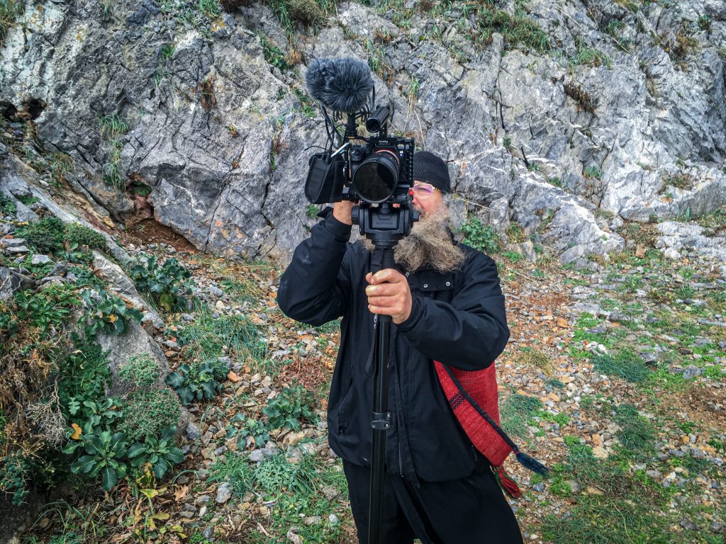 „Uneori mi-a fost greu să-mi păstrez calmul”. Interviu cu regizorul care a plecat pe urmele tatălui său, călugăr la Muntele Athos