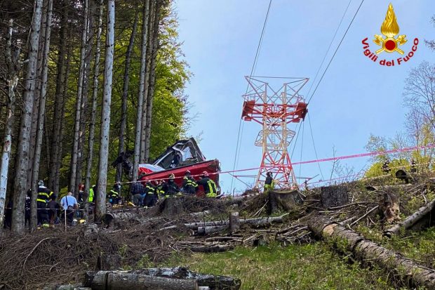 Un român, martor la discuția dintre mecanicii care au făcut reparații la telecabina din Italia, cu o zi înainte să se prăbușească