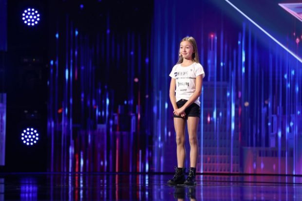 Imagine Stire Cine este Sara Smighelschi, semifinalista de la „Românii au talent”. Fetița este pasionată de roast | 2review.ro