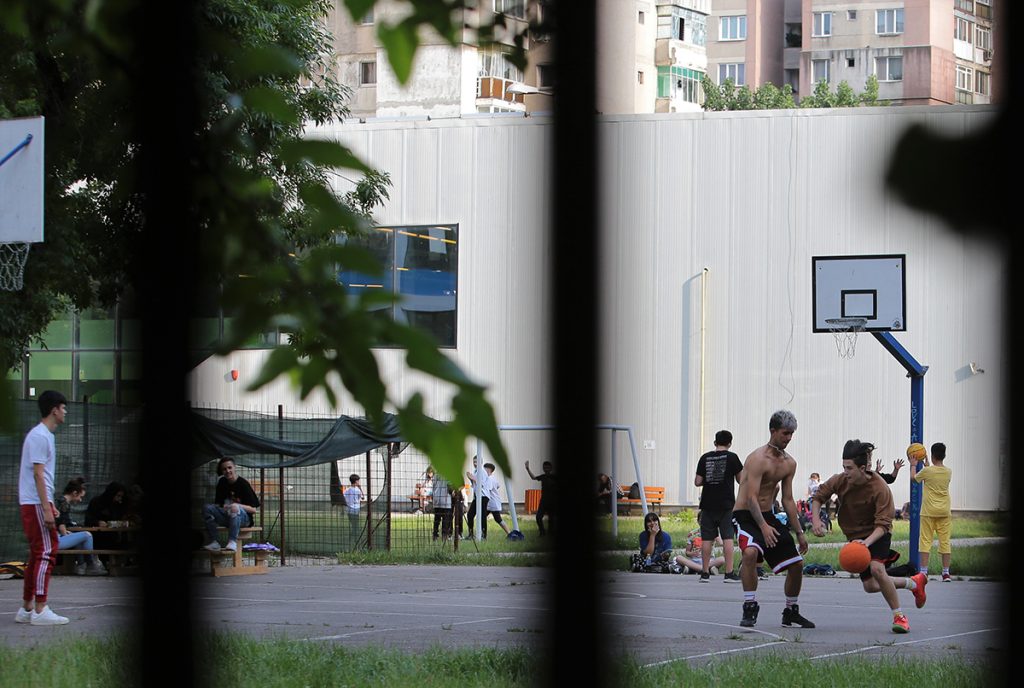 Un director de școală dintr-un sat a deschis terenul de sport elevilor de acum un an. „Nu mai stau la cârciumă, ci joacă fotbal”